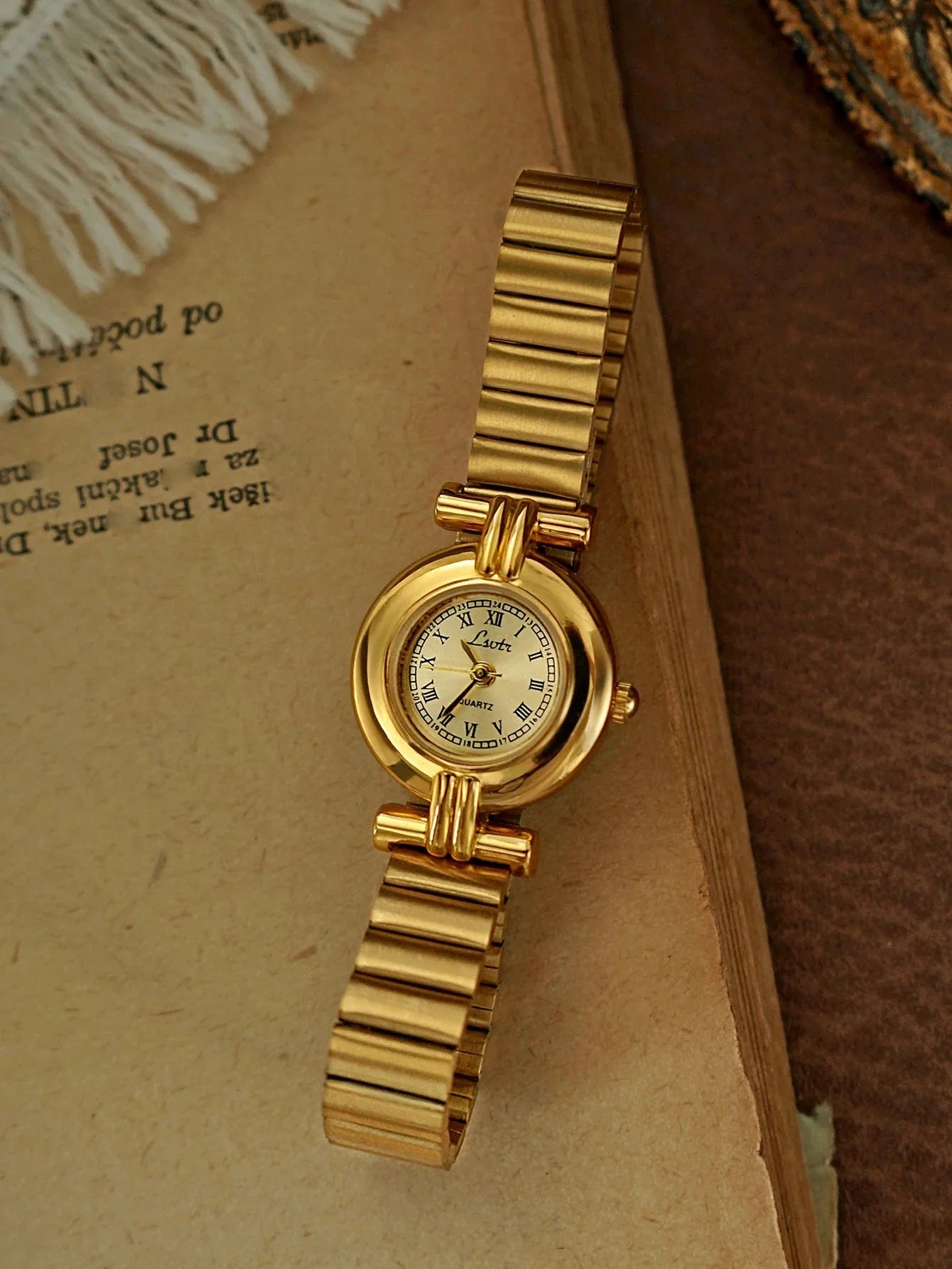 Calla Round Vintage Watch